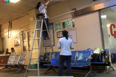 Nhọc nhằn nghề lao công bệnh viện