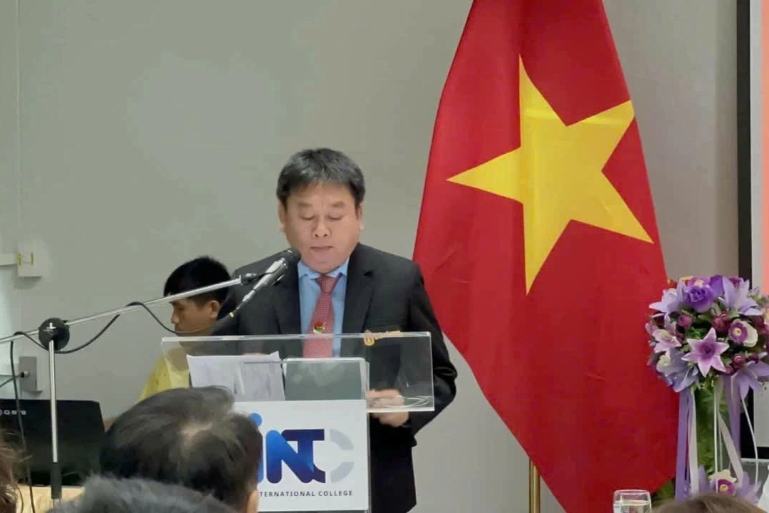 Vị tiến sĩ Thái Lan nói tiếng Việt như gió, treo ảnh Bác Hồ trong nhà