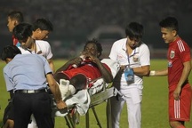 Học trò cưng liên tiếp chơi thô bạo, HLV Miura nghĩ gì?