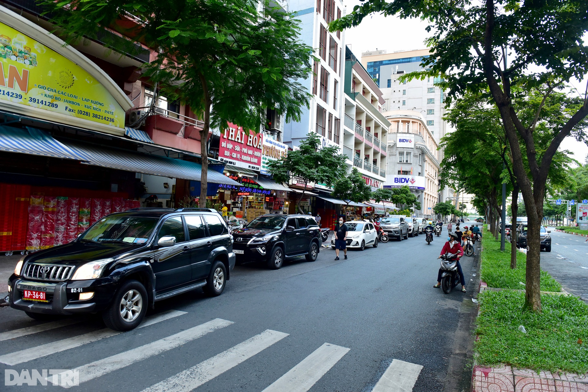 Người dân TPHCM xếp hàng dài chờ mua bánh Trung thu - 7 Người dân TPHCM xếp hàng dài chờ mua bánh Trung thu - 7