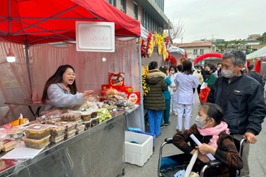 Tấp nập gian hàng 0 đồng cho hàng nghìn bệnh nhân