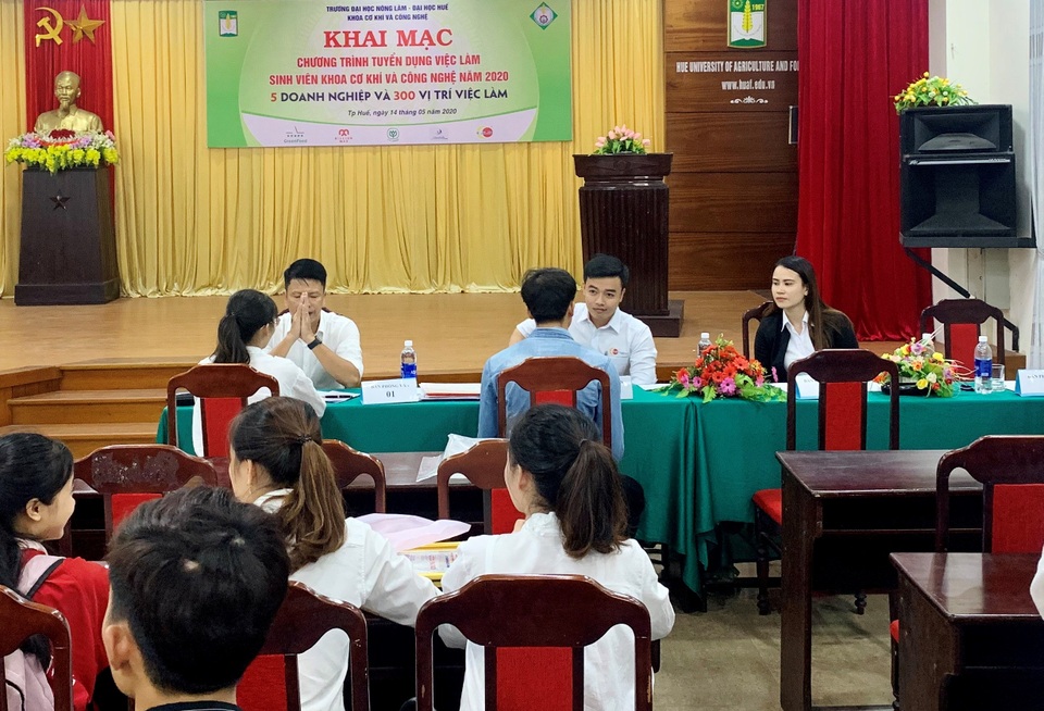 Tuyển dụng qua online hút hàng trăm sinh viên năm cuối tại Huế - 5 Tuyển dụng qua online hút hàng trăm sinh viên năm cuối tại Huế - 5
