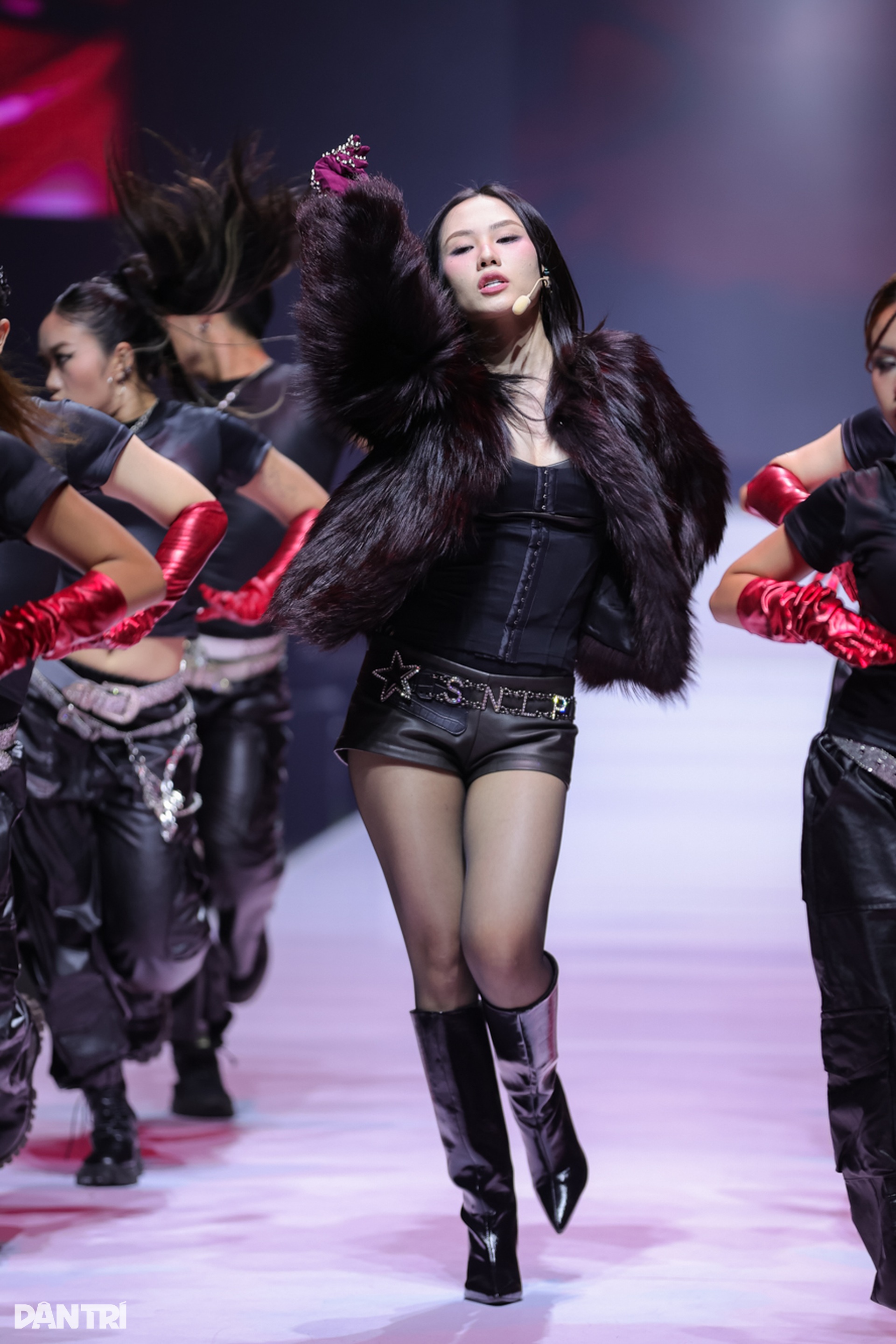 Hoa hậu Mai Phương lột xác trở thành ca sĩ, diễn vũ đạo bốc lửa - 6 Hoa hậu Mai Phương lột xác trở thành ca sĩ, diễn vũ đạo bốc lửa - 6