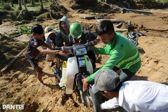 Lũ cuốn trôi đường, 13 hộ dân ở Lâm Đồng bị cô lập