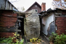 Căn nhà bị tảng đá lạ nặng 55 tấn rơi trúng, "xé toạc" bức tường