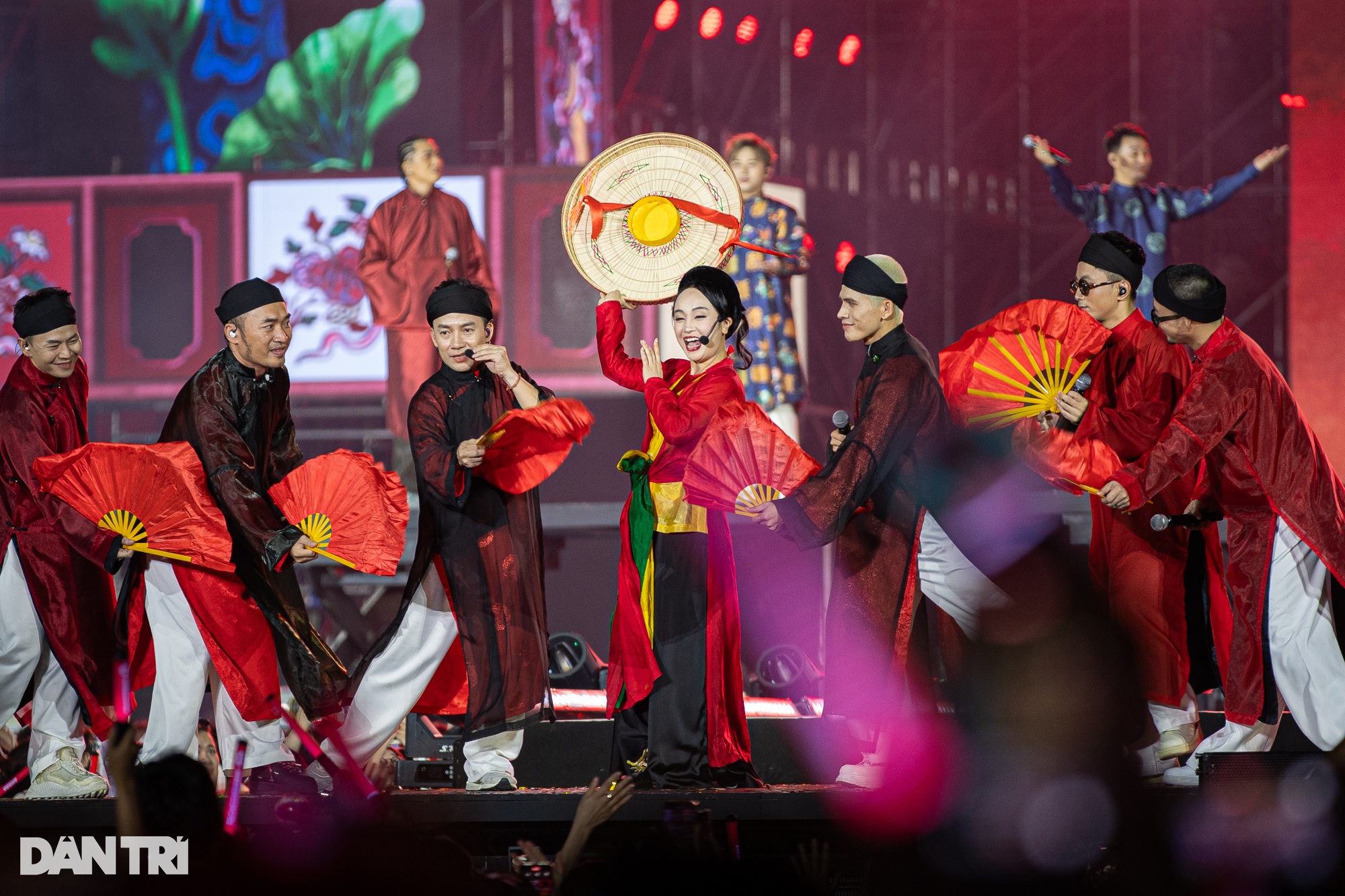 Concert Anh trai: 5 tiếng bùng nổ, vạn khán giả hò hét dưới mưa nhân tạo - 6 Concert Anh trai: 5 tiếng bùng nổ, vạn khán giả hò hét dưới mưa nhân tạo - 6