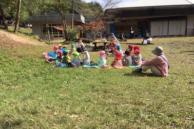 Vì sao mẹ Nhật để trẻ tự do trải nghiệm thiên nhiên?