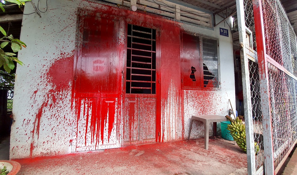 Nhóm côn đồ đến nhà người đàn ông đã chết tạt sơn để đòi nợ - 1 Nhóm côn đồ đến nhà người đàn ông đã chết tạt sơn để đòi nợ - 1