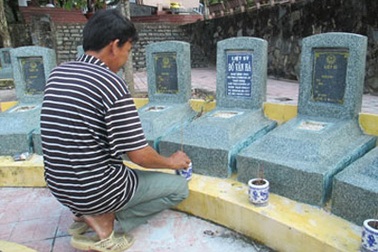 Gắn trộm bia lên mộ liệt sĩ vô danh