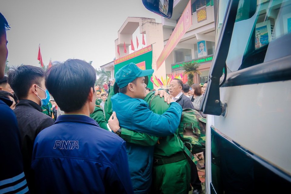 Nước mắt, nụ cười ngày tiễn đưa con lên đường nhập ngũ - 9 Nước mắt, nụ cười ngày tiễn đưa con lên đường nhập ngũ - 9
