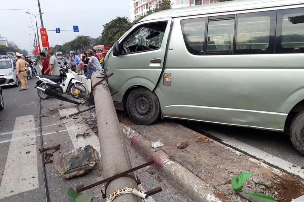 Ô tô tông dải phân cách, húc đổ cột đèn trên đường Hà Nội - 1 Ô tô tông dải phân cách, húc đổ cột đèn trên đường Hà Nội - 1