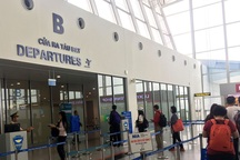 Bị cấm bay, khách nữ vẫn “ung dung” qua cửa hàng không đi Nga