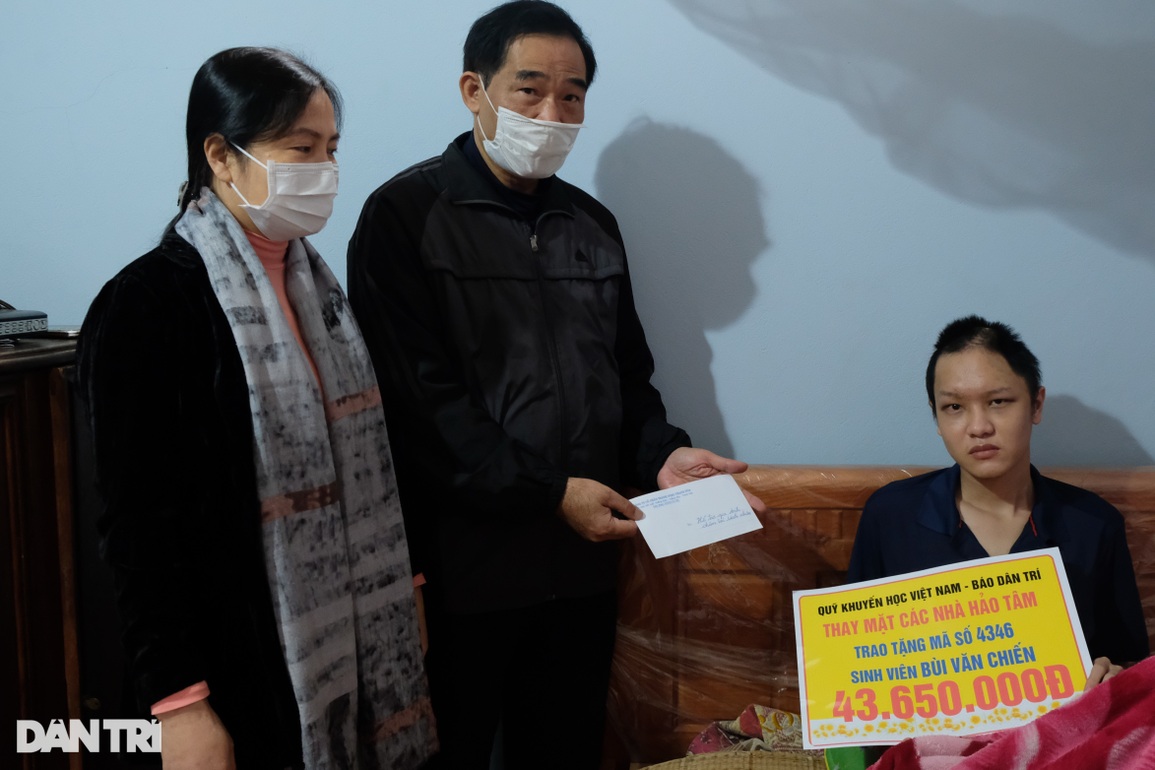 Hơn 400 triệu đồng đến với cậu sinh viên bỏ học chăm mẹ bệnh bị tai nạn - 4