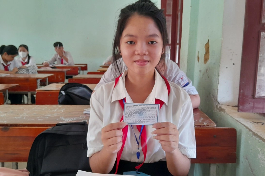 Được tặng thẻ BHYT, em có thêm tiền để mua sách vở - 1 Được tặng thẻ BHYT, em có thêm tiền để mua sách vở - 1