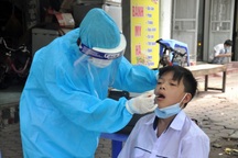 Lấy mẫu xét nghiệm toàn bộ chung cư có bệnh nhân Covid-19