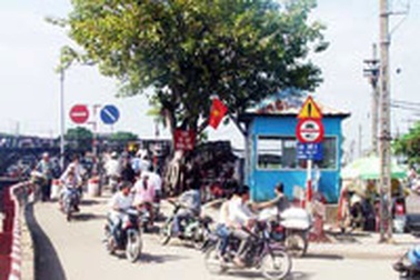 TPHCM: Ùn tắc giao thông, cầu Chữ U có nguy cơ sập  