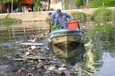 Vớt rác trên dòng “kênh đen”