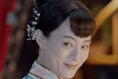 Điều chưa biết về mỹ nhân nhận cát xê 400 tỷ đồng một năm