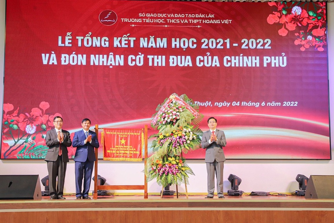 Trường Tiểu học, THCS và THPT Hoàng Việt vinh dự đón nhận cờ thi đua của Chính phủ - 1 Trường Tiểu học, THCS và THPT Hoàng Việt vinh dự đón nhận cờ thi đua của Chính phủ - 1