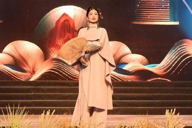 Hoa hậu Nguyễn Thanh Hà tặng tranh gây quỹ cho Bến Tre