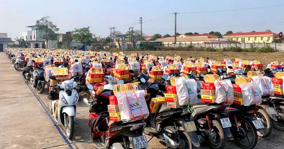 “Công ty nhà người ta” buộc quà Tết lên xe cho công nhân gây xúc động