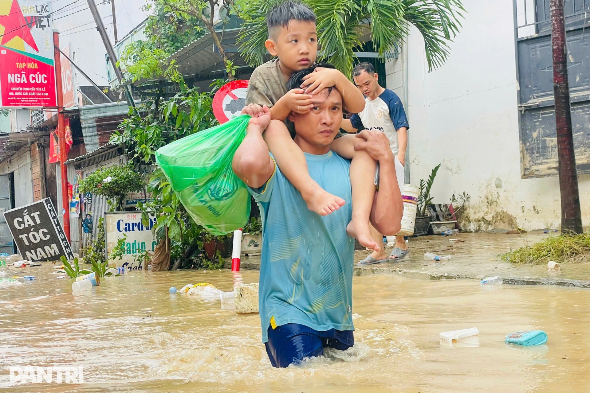Lũ phá cửa cuốn trôi tài sản, nhiều gia đình trắng tay sau đại hồng thủy - 7