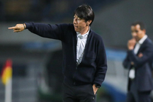 Sau khi gây sốc, Indonesia "thưởng lớn" cho HLV Shin Tae Yong