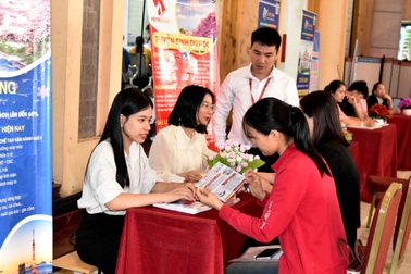 Hàng nghìn cơ hội làm việc ở nước ngoài, lương cao nhất 120 triệu đồng