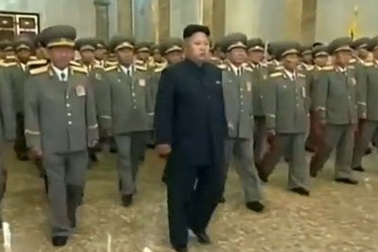 Video lãnh đạo Triều Tiên đi tập tễnh