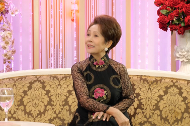 Danh ca Phương Dung tiết lộ 17 tuổi mua được biệt thự, cát-xê 333 cây vàng