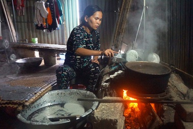 Làng bánh đa hướng ngoại, "giữ lửa" truyền thống cha ông