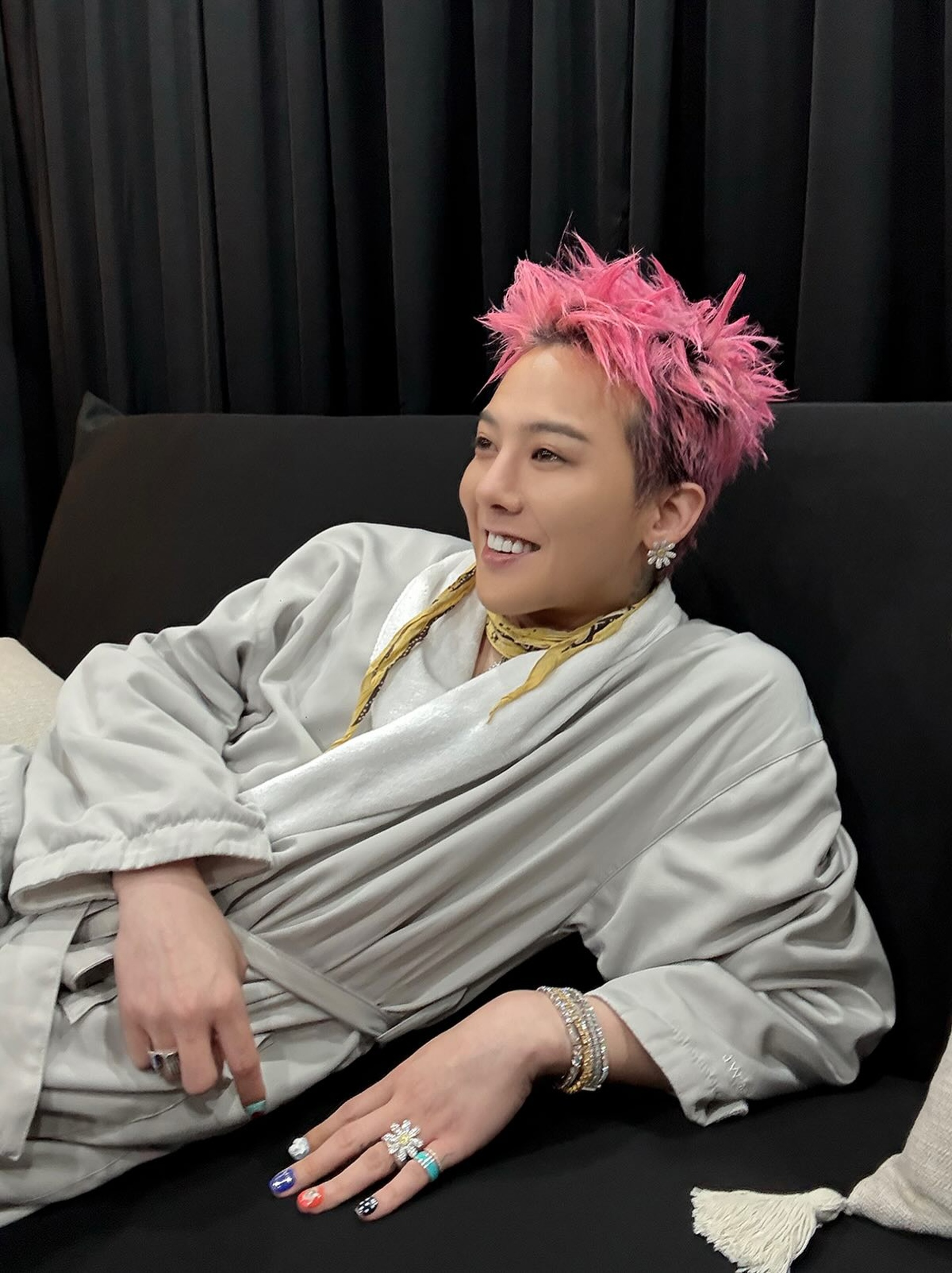 Biểu diễn tại Việt Nam, G-Dragon gây sốt khi đeo trang sức hơn 10 tỷ đồng - 7 Biểu diễn tại Việt Nam, G-Dragon gây sốt khi đeo trang sức hơn 10 tỷ đồng - 7