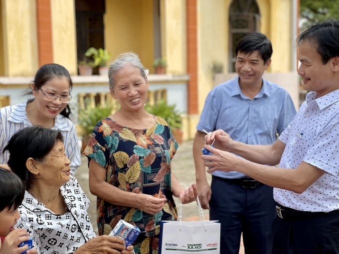 Niềm vui của người già cô đơn, không nơi nương tựa trong Bảo trợ xã hội tổng hợp tỉnh Bắc Giang khi được nhận quà của chương trình