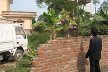 Hà Nội: “Quan” xã “bán” đất công