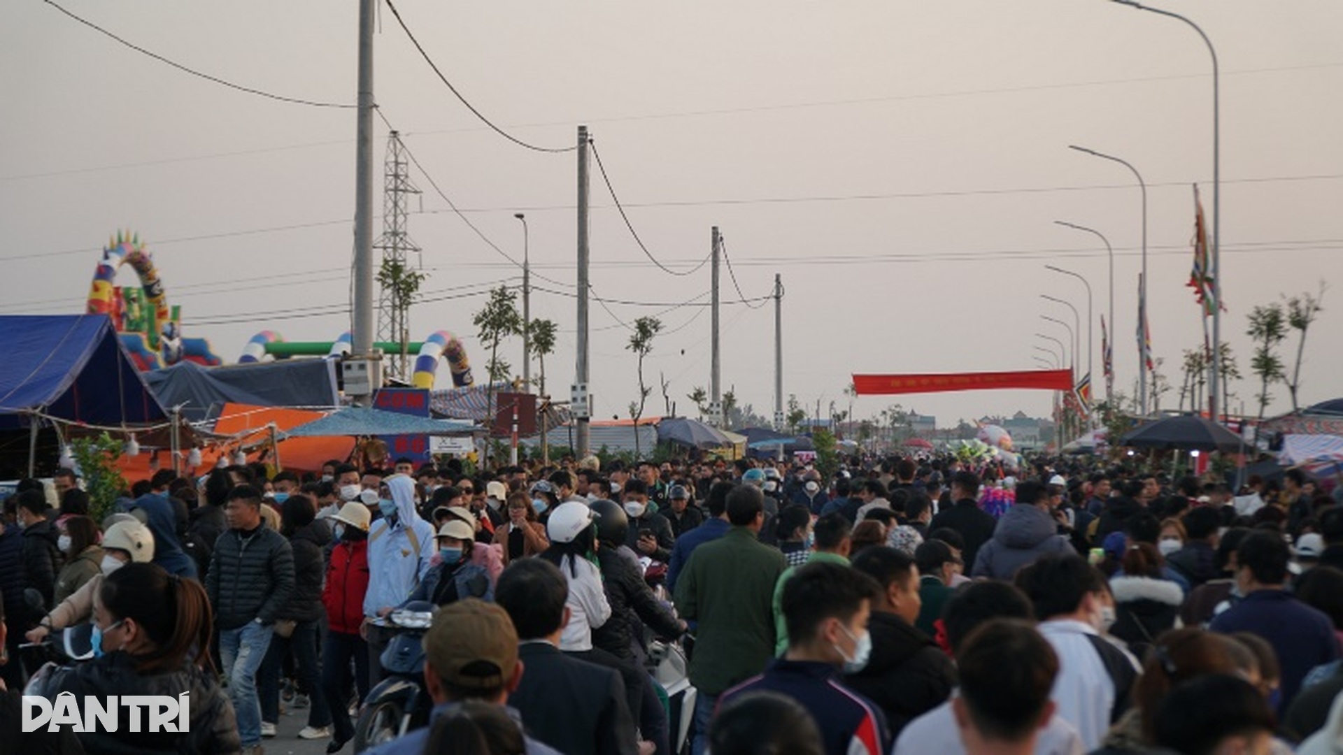 Nườm nượp người đi chợ mua may bán rủi - 3 Nườm nượp người đi chợ mua may bán rủi - 3