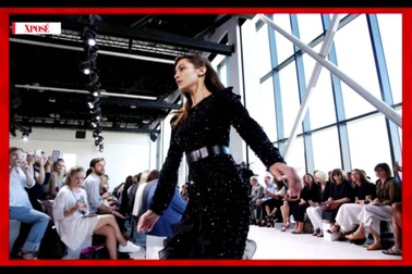 Bella Hadid ngã trong show thời trang