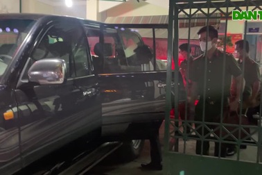 Cảnh sát dẫn giải nguyên Chủ tịch UBND Bình Thuận và 4 bị can trong đêm