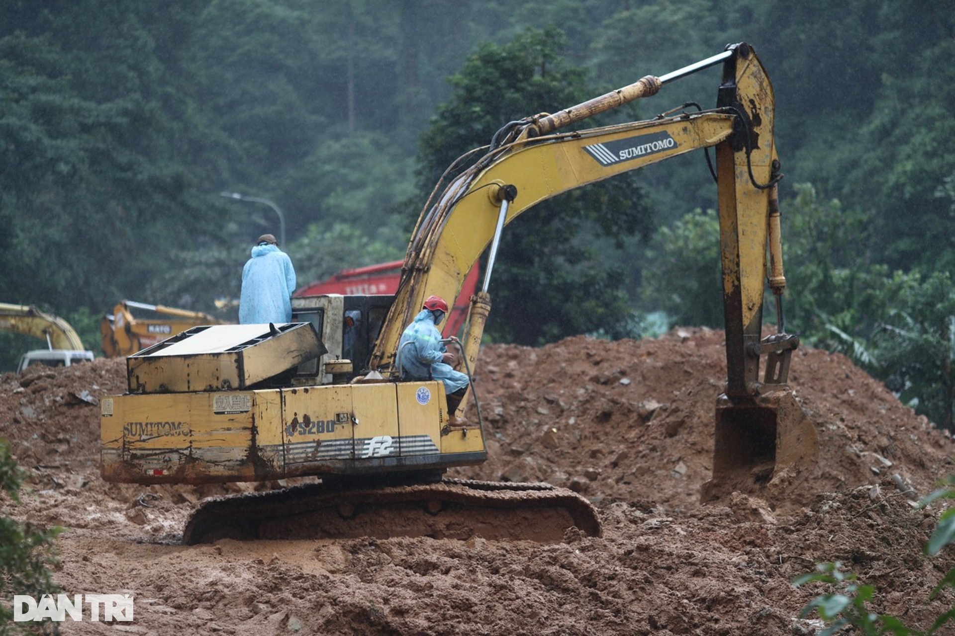 Hiện trường vụ sạt lở khiến 4 người bị vùi lấp ở đèo Bảo Lộc - 6 Hiện trường vụ sạt lở khiến 4 người bị vùi lấp ở đèo Bảo Lộc - 6