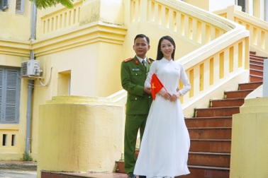 Cặp đôi chụp ảnh cưới ở bảo tàng nhân kỷ niệm 80 năm Quốc khánh 2/9