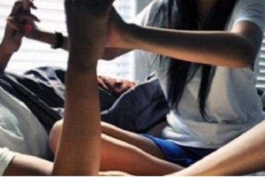 Con dễ trở thành “người lớn” vì những phút hớ hênh của cha mẹ