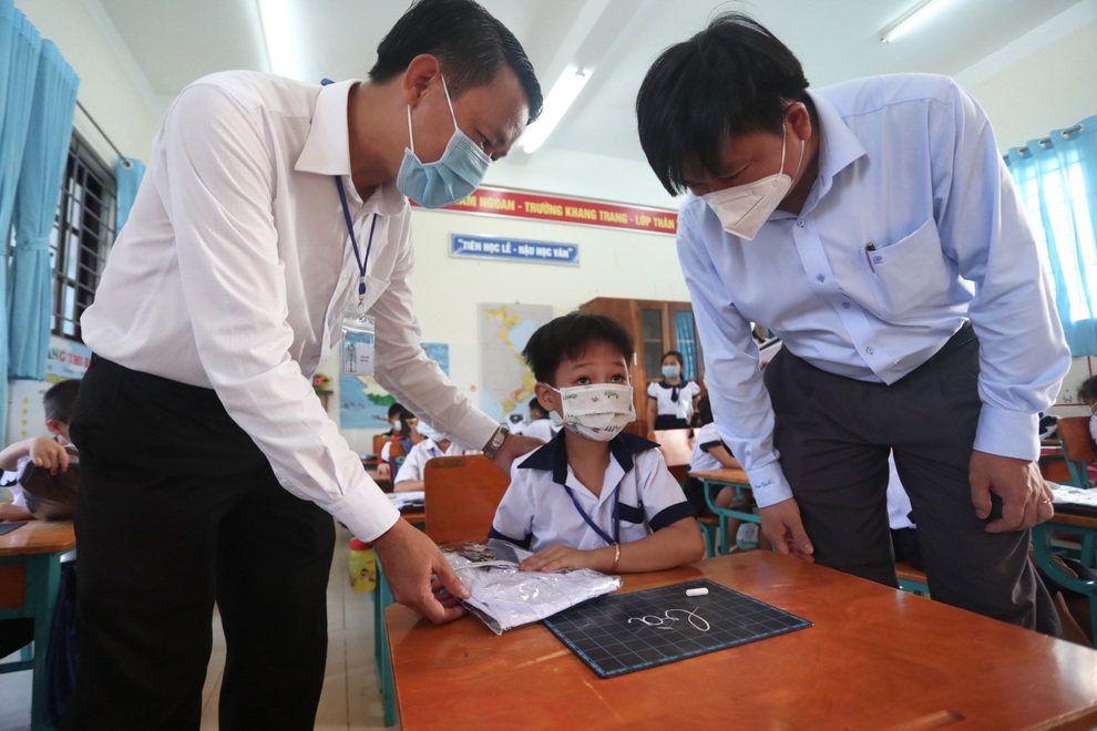 Sắp trở lại trường, hàng nghìn học sinh lớp 1 ở TPHCM đang mắc Covid-19 - 1 Sắp trở lại trường, hàng nghìn học sinh lớp 1 ở TPHCM đang mắc Covid-19 - 1