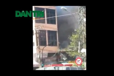 Cháy dãy sạp bán hoa vải sát chợ Bình Tây, tiểu thương hốt hoảng di dời tài sản