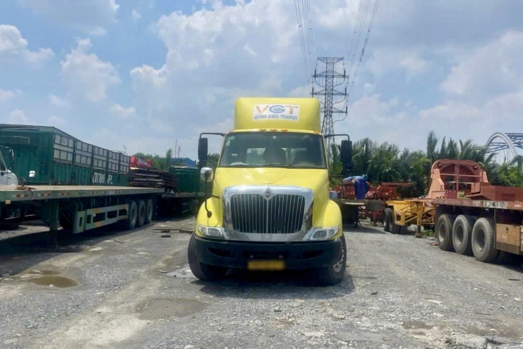 Tài xế xe đầu kéo lạng lách trên cao tốc ở TPHCM bị phạt hơn 40 triệu đồng - 2 Tài xế xe đầu kéo lạng lách trên cao tốc ở TPHCM bị phạt hơn 40 triệu đồng - 2