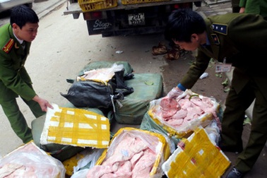 Xe tải chở gà lậu và nầm lợn thối bị bắt lúc nửa đêm
