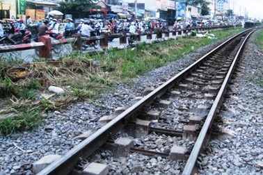 Lững thững qua đường ray, một thiếu nữ bị tàu đâm
