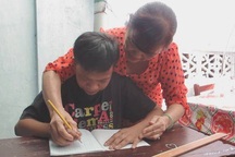 Cô giáo gần 20 năm dạy chữ miễn phí cho trẻ mồ côi, khuyết tật