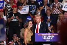 Ông Trump tôn vinh ân nhân giúp mình thoát chết trong vụ ám sát hụt