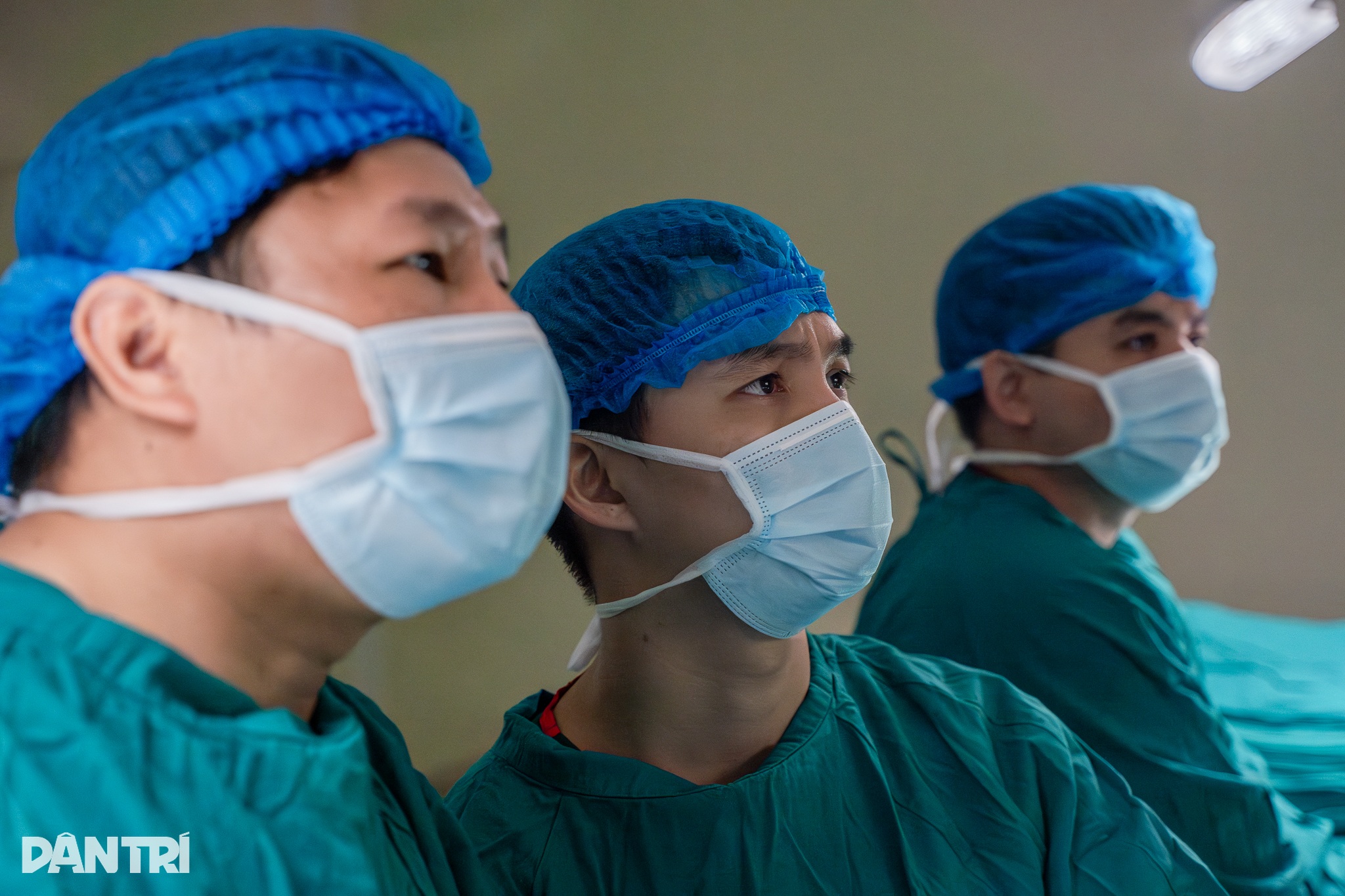 Cận cảnh 30 y bác sĩ giải cứu cô gái suy thận 10 năm không thể uống nước - 12