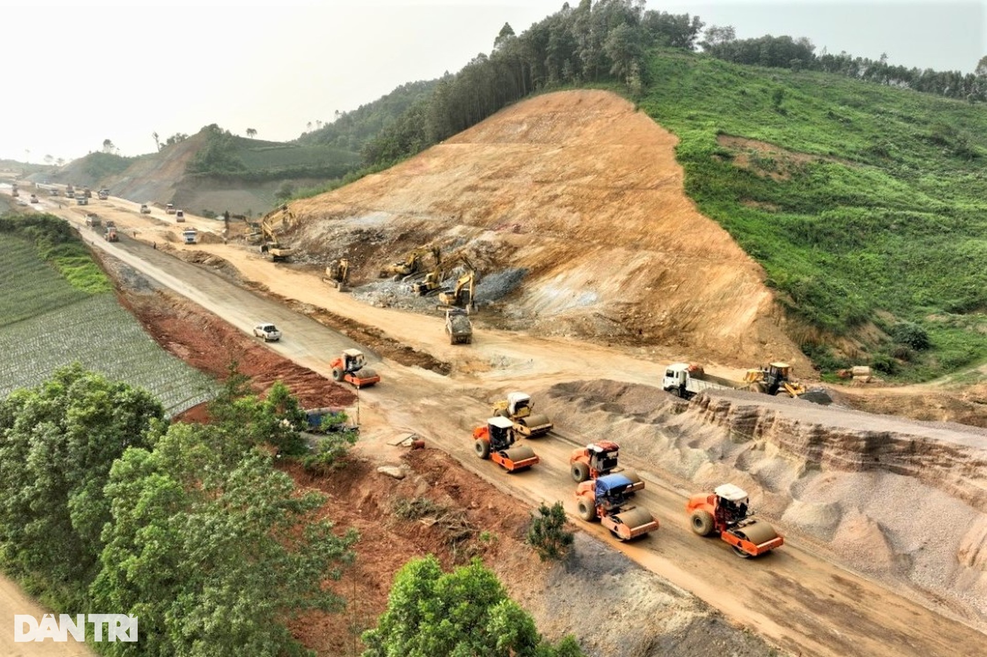 Xẻ 7 quả đồi lấy 1 triệu m3 đất làm tuyến đường Đông - Tây - 8 Xẻ 7 quả đồi lấy 1 triệu m3 đất làm tuyến đường Đông - Tây - 8