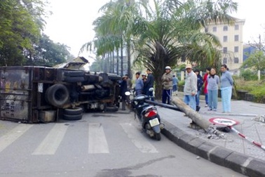Xe chở hải sản đâm cột điện, ngã nhào giữa phố